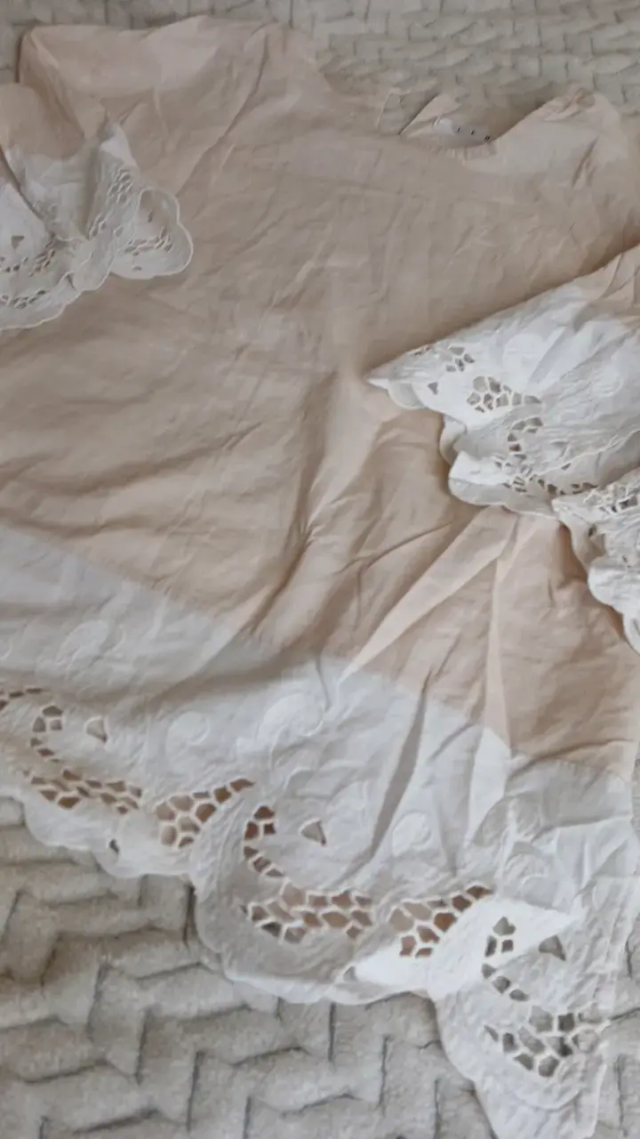Blusa beige con encaje blanco - 2