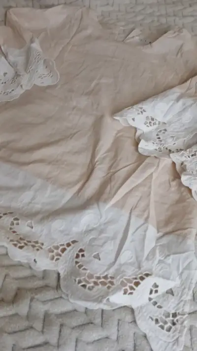 Blusa beige con encaje blanco - miniatura 2