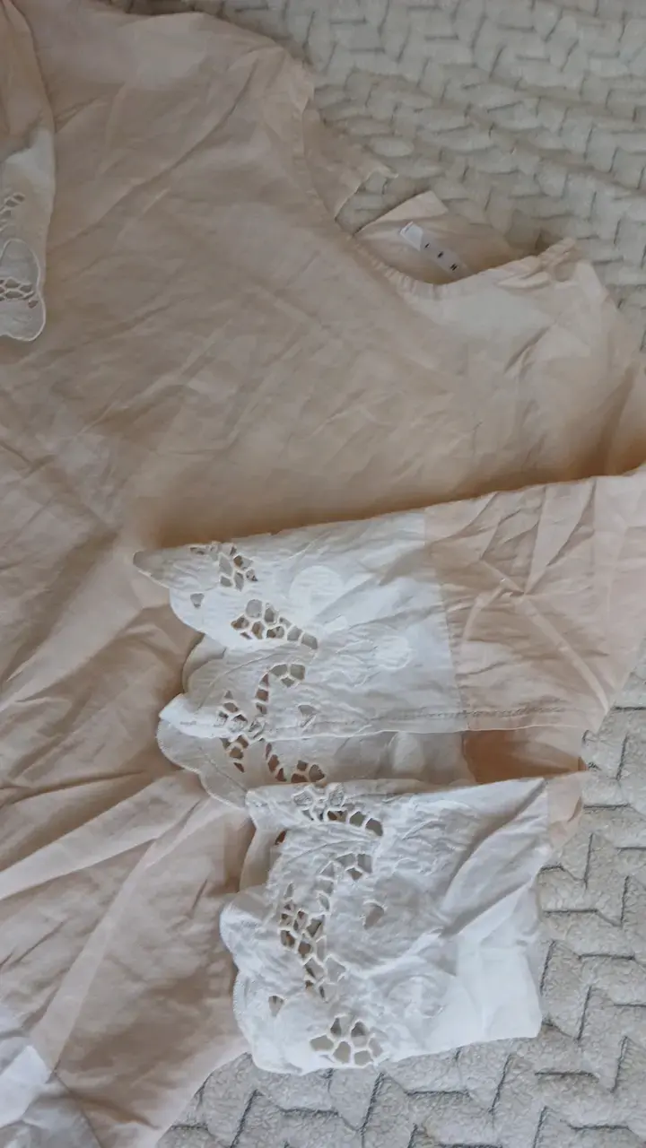 Blusa beige con encaje blanco - 3