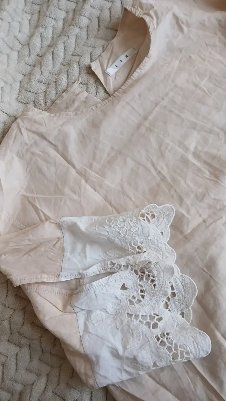 Blusa beige con encaje blanco - 4
