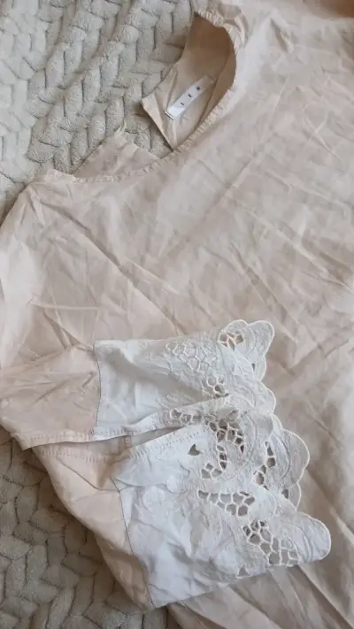 Blusa beige con encaje blanco - miniatura 4