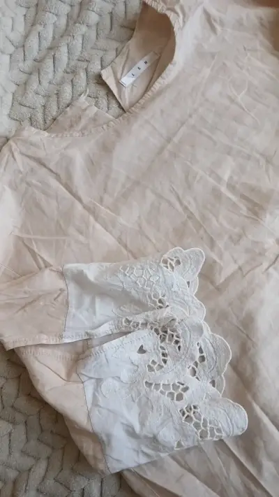 Blusa beige con encaje blanco - miniatura 5