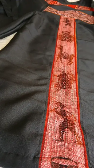 Pantalón negro con detalles étnicos rojos - miniatura 2