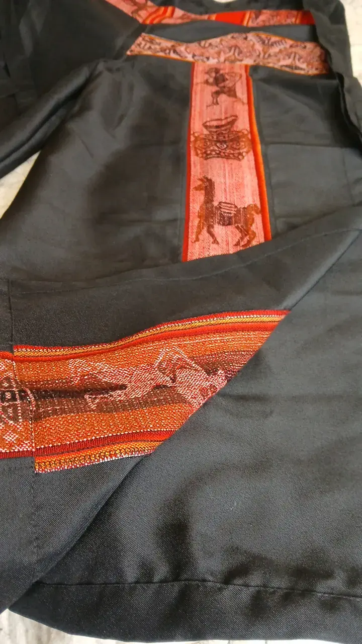 Pantalón negro con detalles étnicos rojos - 3