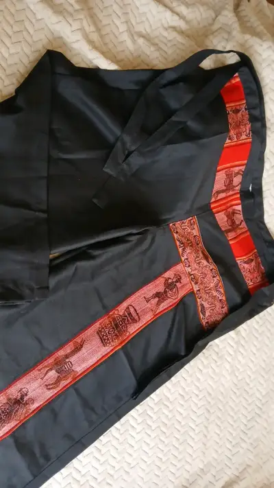 Pantalón negro con detalles étnicos rojos - miniatura 4