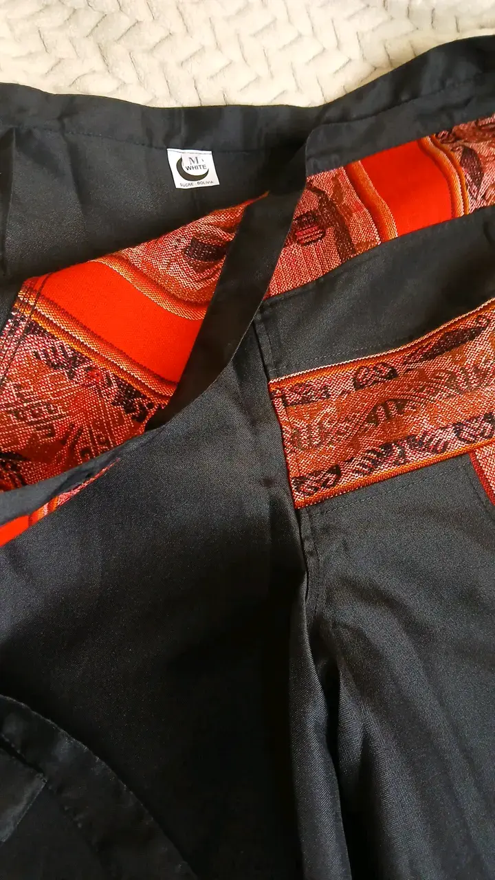 Pantalón negro con detalles étnicos rojos - 5