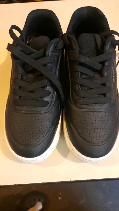 Zapatillas negras Skechers con suela blanca - miniatura 1