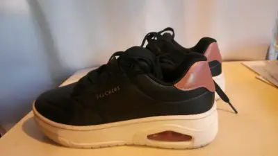 Zapatillas negras Skechers con suela blanca - miniatura 2