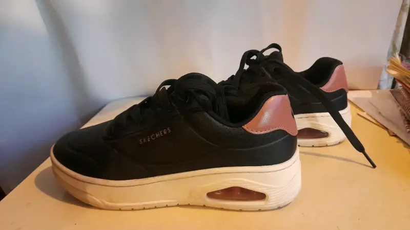 Zapatillas negras Skechers con suela blanca - 3