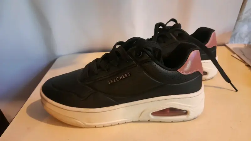 Zapatillas negras Skechers con suela blanca - 4