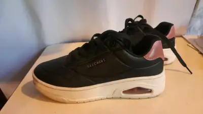 Zapatillas negras Skechers con suela blanca - miniatura 4