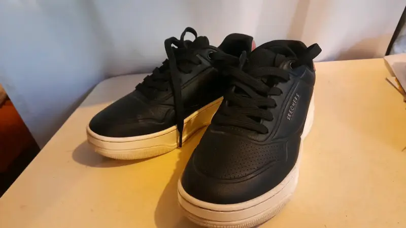 Zapatillas negras Skechers con suela blanca - 5