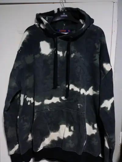 Polerón con capucha tie-dye negro y blanco - miniatura 1