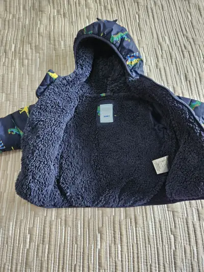 Parka de niño con capucha y estampado de dinosauri - miniatura 4