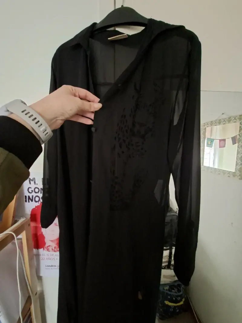 Blusa negra transparente con diseño de leopardo