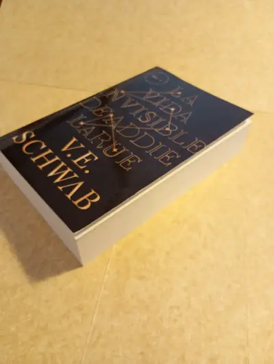 Libro La Vida Invisible de Addie LaRue de V.E. Schwab - miniatura 3