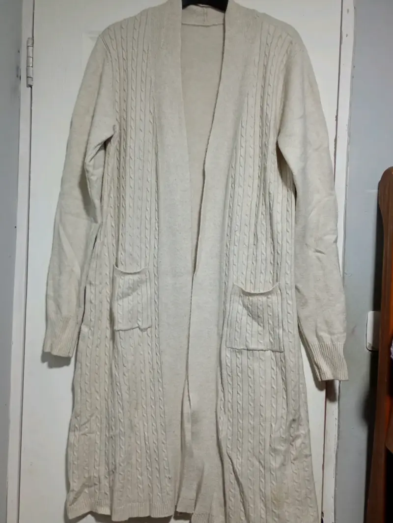 Cardigan largo de punto beige con bolsillos