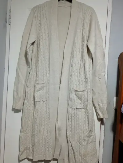 Cardigan largo de punto beige con bolsillos - miniatura 2