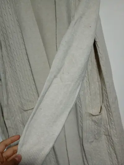 Cardigan largo de punto beige con bolsillos - miniatura 3