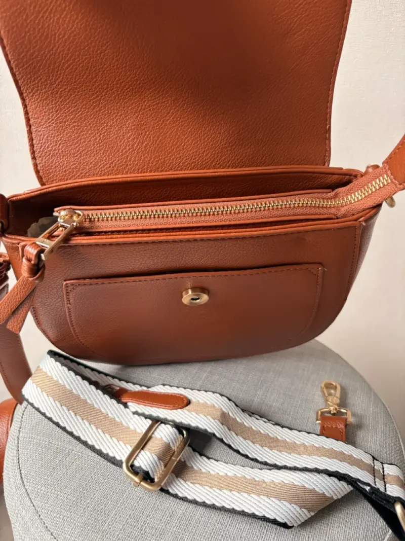 Cartera marrón con correa ajustable - 2