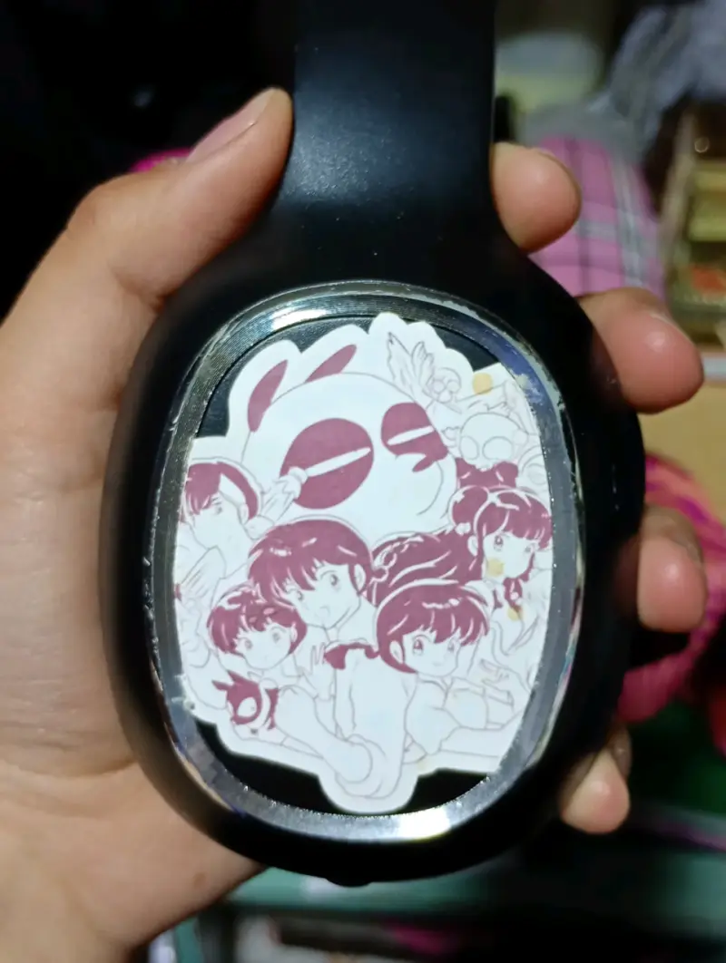 Audífonos inalámbricos negros con diseño anime - 2