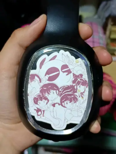 Audífonos inalámbricos negros con diseño anime - miniatura 2