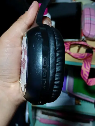 Audífonos inalámbricos negros con diseño anime - miniatura 5