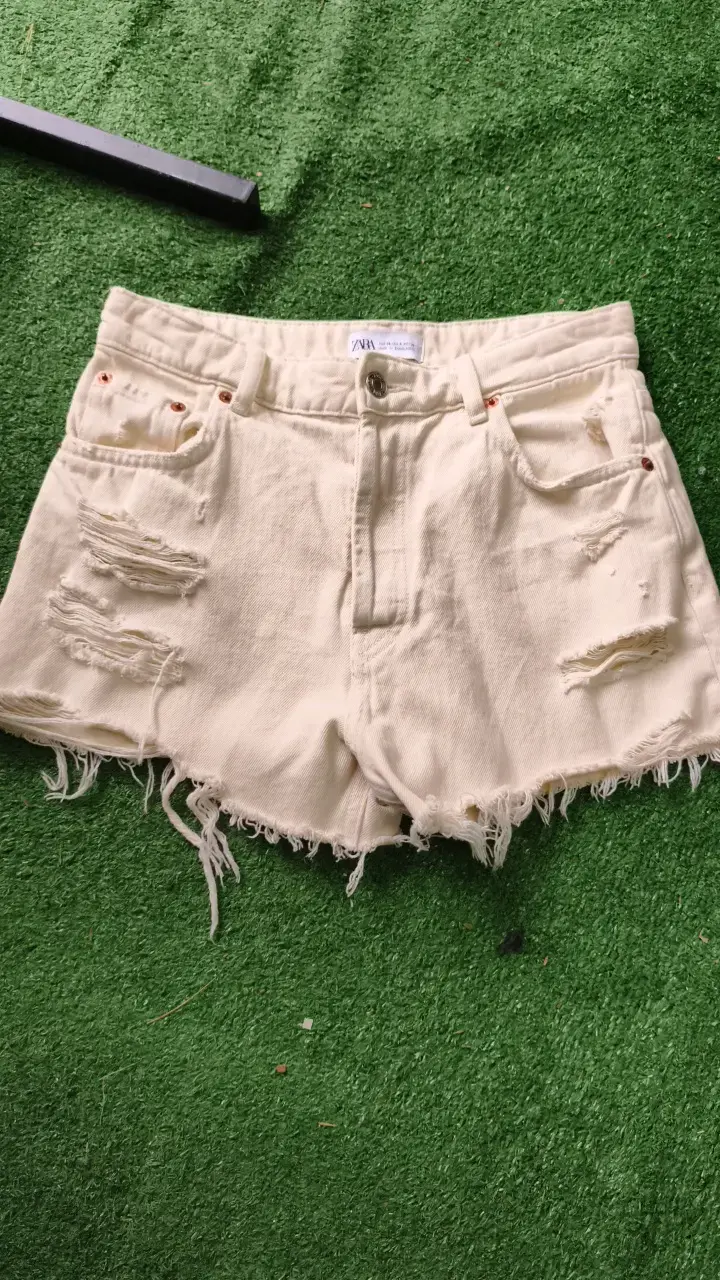 Shorts de mezclilla blancos desgastados Zara - 1