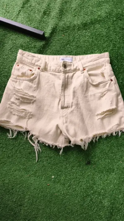 Shorts de mezclilla blancos desgastados Zara - miniatura 1