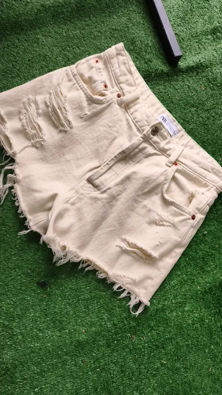 Shorts de mezclilla blancos desgastados Zara - 2