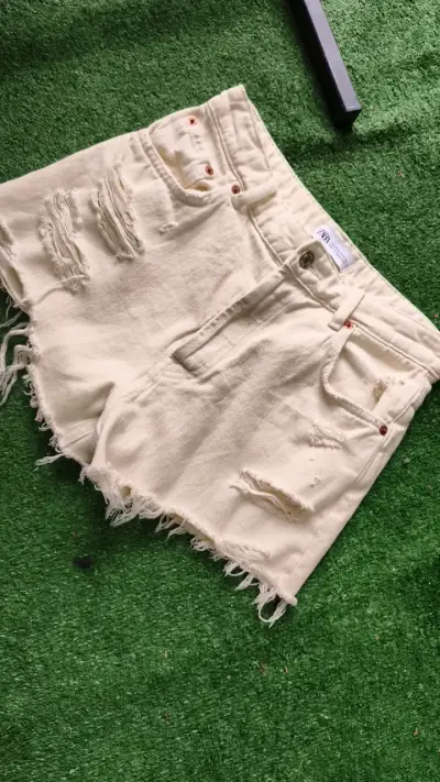 Shorts de mezclilla blancos desgastados Zara - miniatura 2