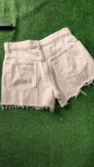 Shorts de mezclilla blancos desgastados Zara - miniatura 3