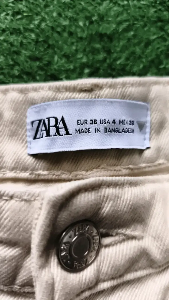 Shorts de mezclilla blancos desgastados Zara - 4