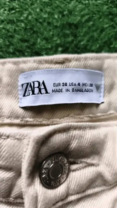 Shorts de mezclilla blancos desgastados Zara - miniatura 4