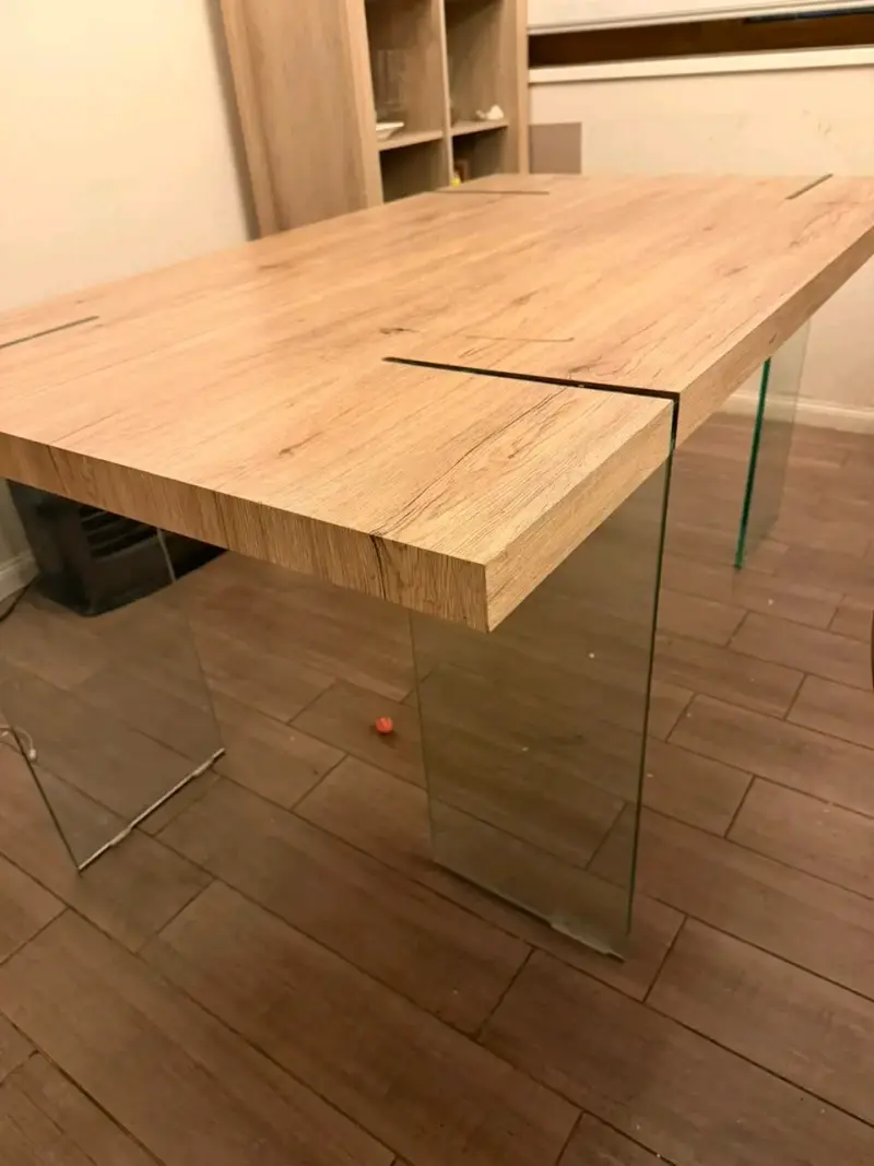 Mesa de comedor moderna con patas de vidrio