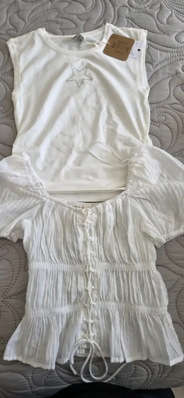Blusa blanca con diseño de estrella y top a juego - 1