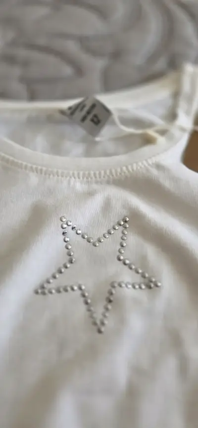 Blusa blanca con diseño de estrella y top a juego - miniatura 2