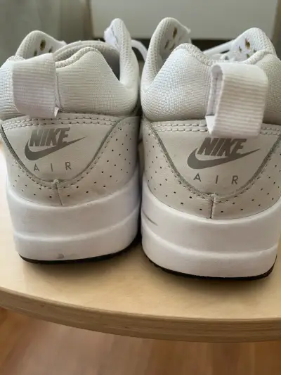 Zapatillas deportivas blancas Nike para mujer - miniatura 3