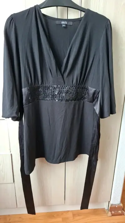 Blusa negra con lentejuelas marca Cacharel - miniatura 1