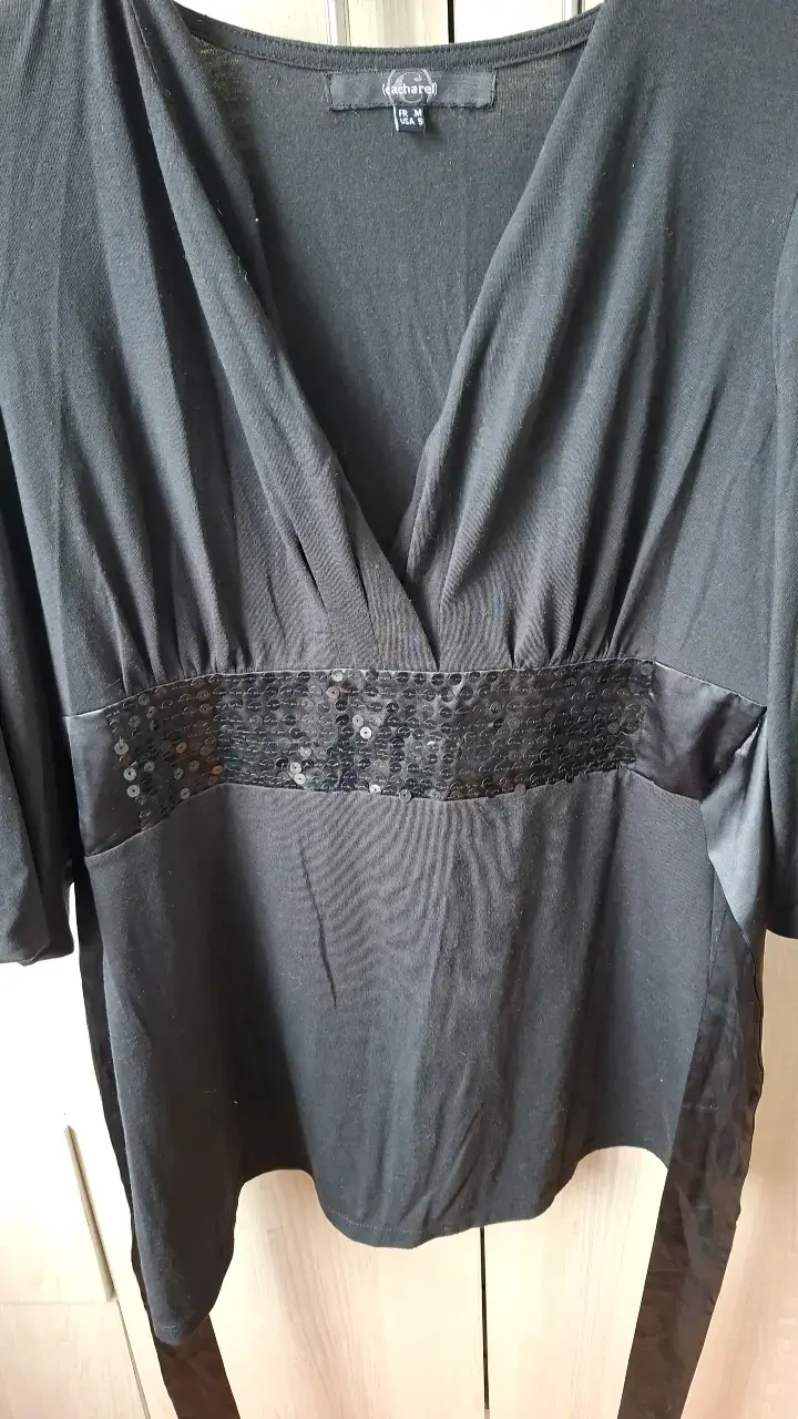 Blusa negra con lentejuelas marca Cacharel - 4