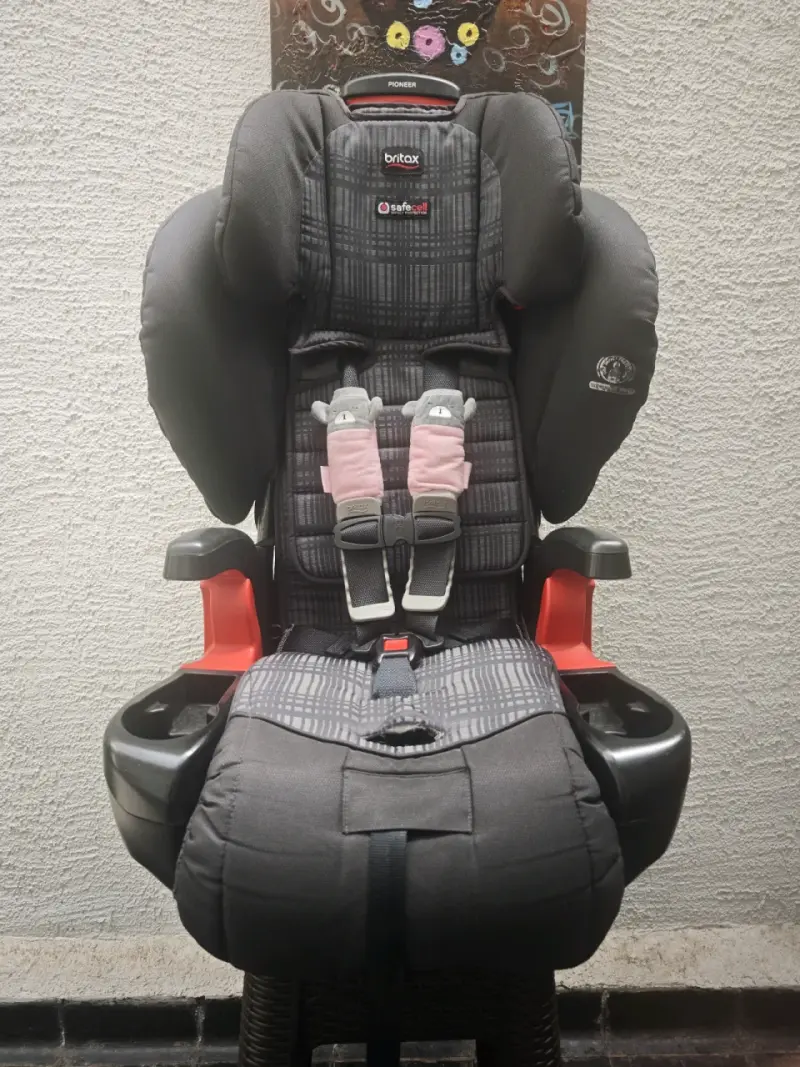 Silla de auto Britax Pioneer gris con seguridad avanzada - 2