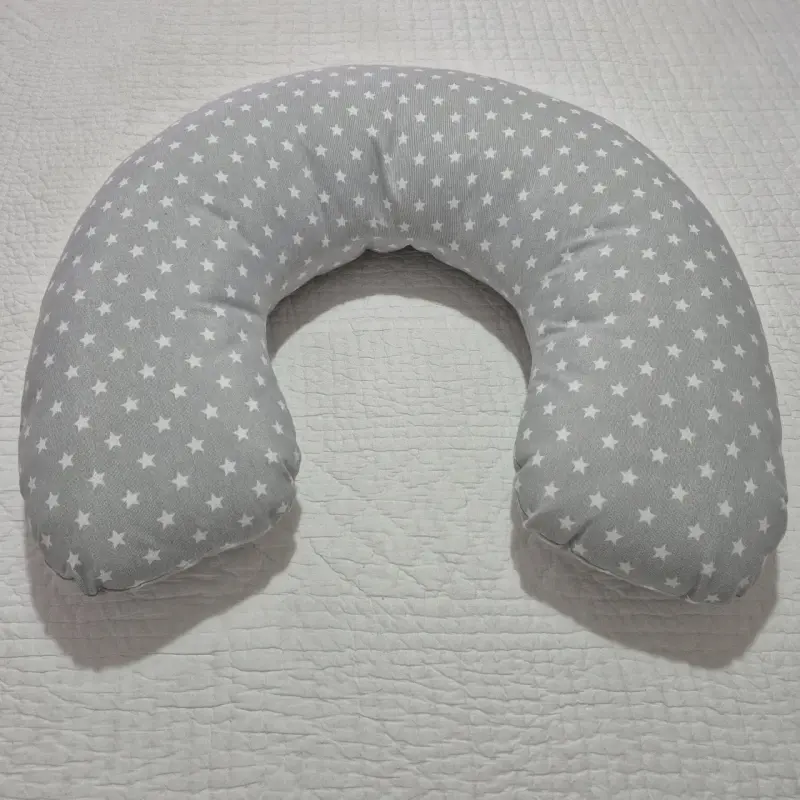 Cojín de lactancia gris con estrellas