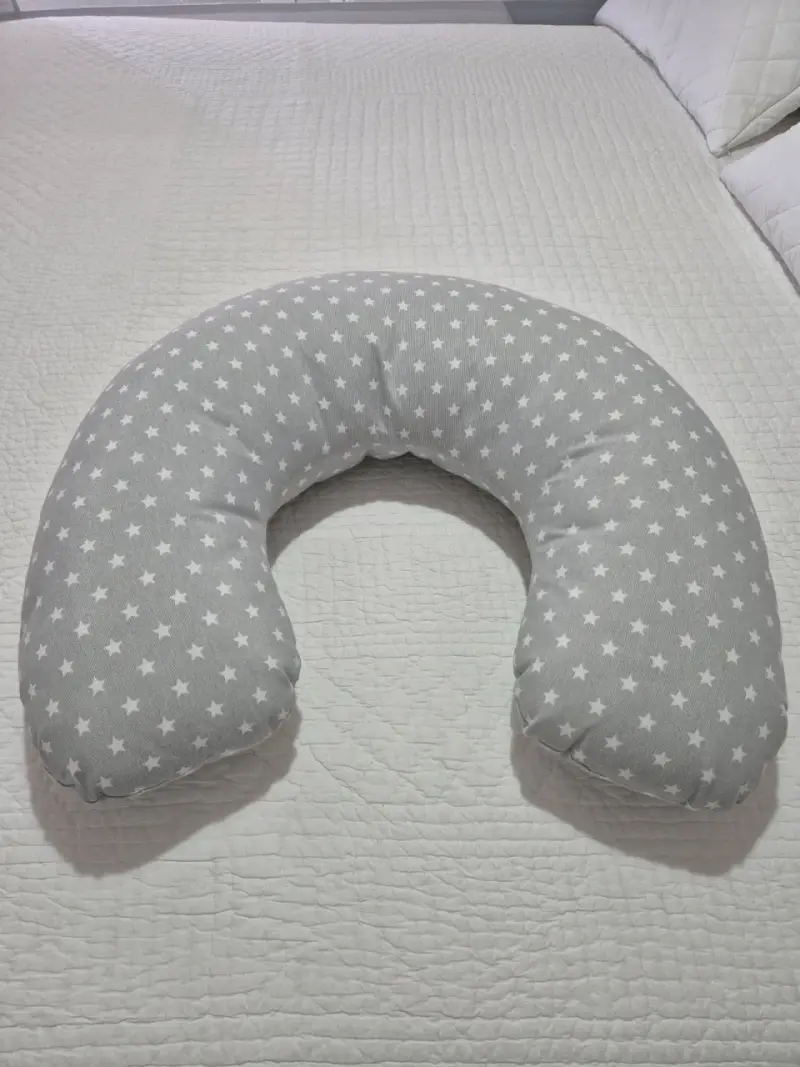 Cojín de lactancia gris con estrellas - 2