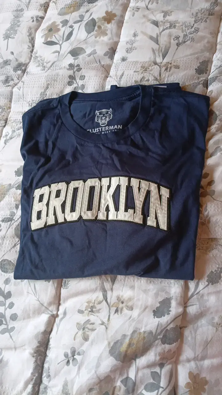 Polera azul con estampado Brooklyn