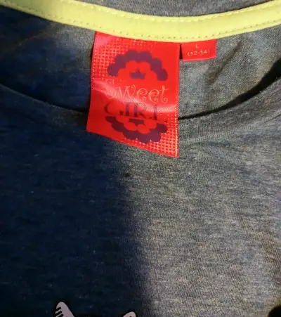 Polera manga larga para niña con estampados. - miniatura 2