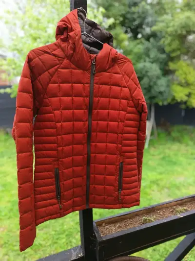 Chaqueta acolchada roja Burton con capucha - miniatura 1