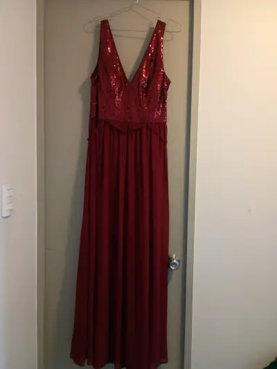 Vestido largo burdeo con lentejuelas Ever Pretty - miniatura 2