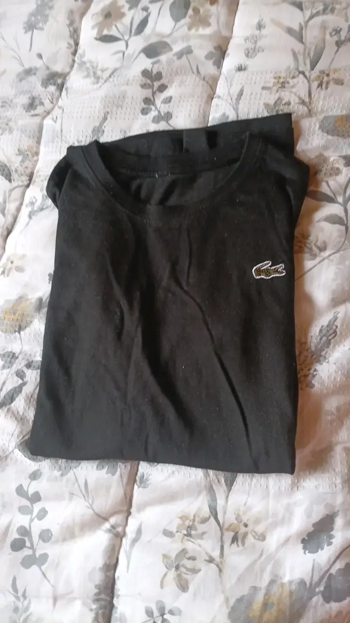 Polera negra de algodón Lacoste