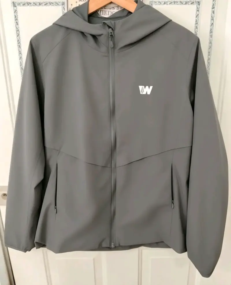 Chaqueta deportiva gris con capucha para mujer - 4