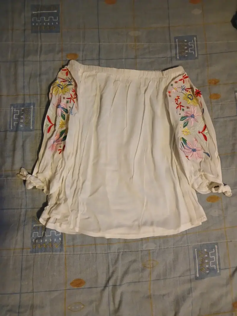 Blusa blanca con bordado floral en mangas - 1